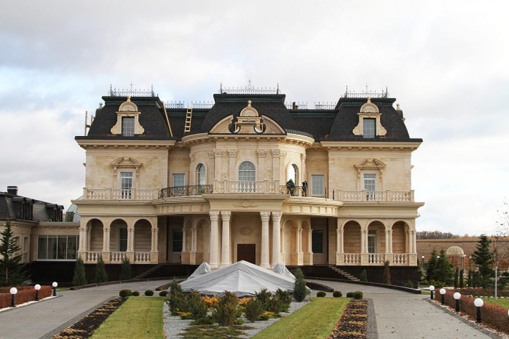 Кто построил "Маленький Версаль"?