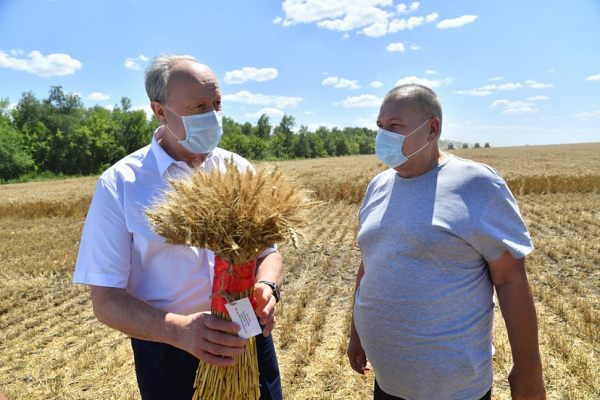 Министр поздравил саратовских аграриев, а губернатор поздравлять не стал