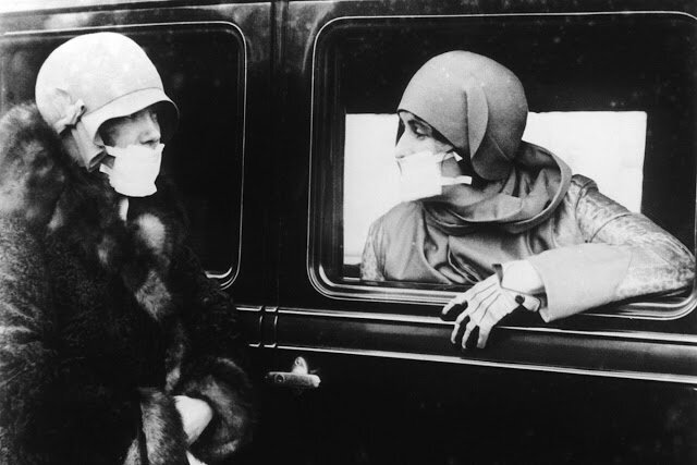 Дружеская беседа в период пандемии. 1919 год