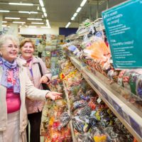 Опрос ВЦИОМ: 72% россиян покупают продукты в сетевых магазинах