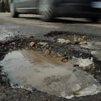 После ремонта саратовских дорог на них остаются ямы-ловушки