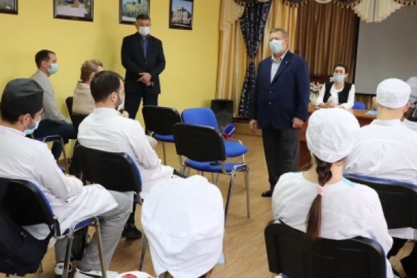 Студенты-медики, решившие работать в Балаковском районе, получат от Николая Панкова надбавку к стипендии