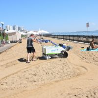 На саратовском пляже протестировали новые пляжеуборочные машины