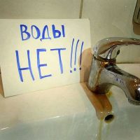 Один из центральных микрорайонов Саратов третьи сутки остаётся без холодной воды 