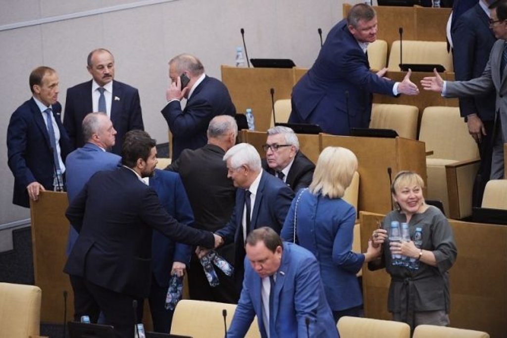Суровов и Шихалов сдали мандаты. Кто следующий?