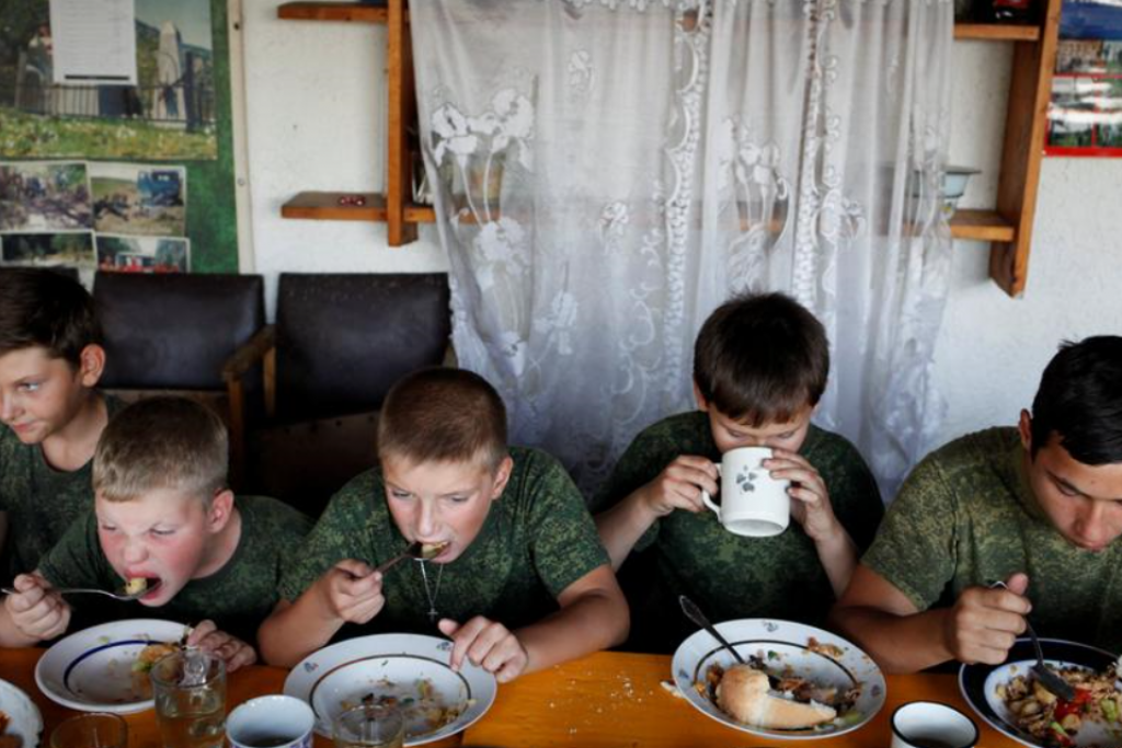 Бедная семья. Нищие дети в России. Бедные дети России. Дети за чертой бедности. Нищета в детстве