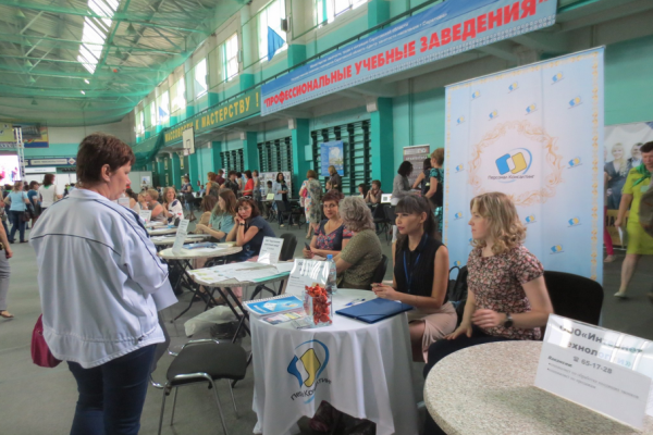 Более 3 000 саратовцев посетили городскую ярмарку вакансий «Твой выбор»