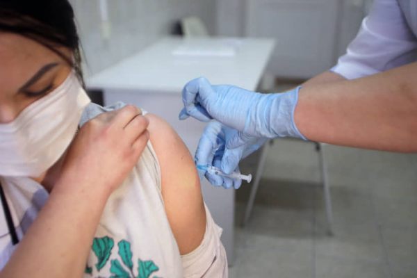 Принудительная вакцинация рискует повторить судьбу горбачевской антиалкогольной кампании