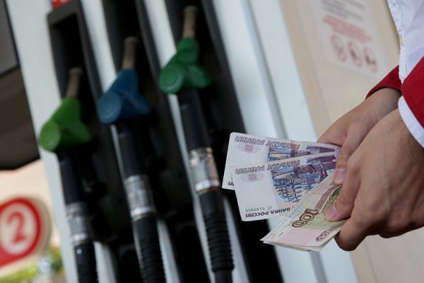 Почему акцизы снизили, а цены на бензин остались на прежнем уровне