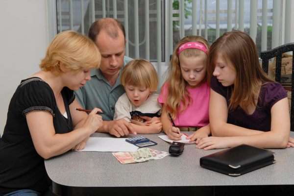 Всего 1,37 процента семей в Саратовской области получили выплаты на третьего и последующего ребенка 