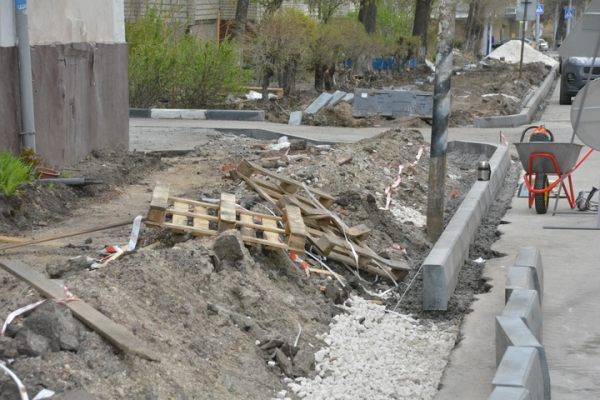 В Саратове продолжается низкокачественный ремонт дорог и тротуаров