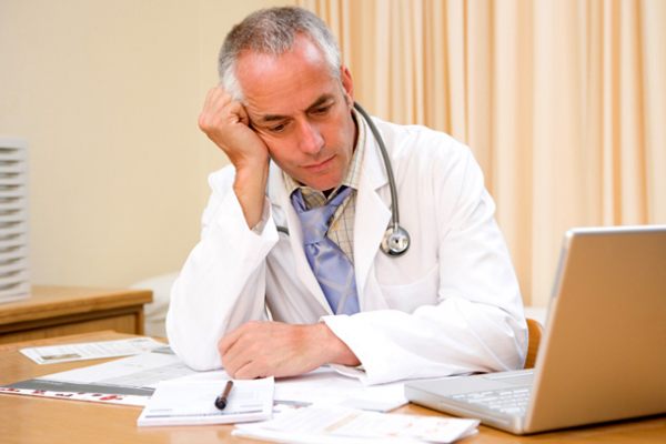 Медики с тревогой ждут начисления зарплаты “по-новому”