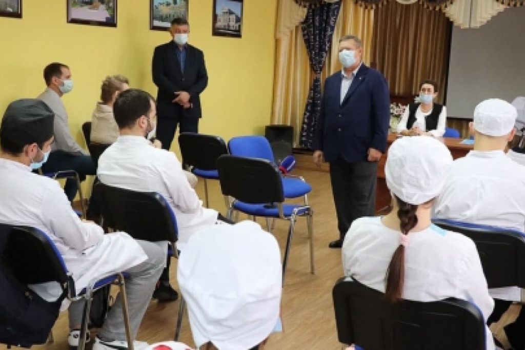 Студенты-медики, решившие работать в Балаковском районе, получат от Николая Панкова надбавку к стипендии