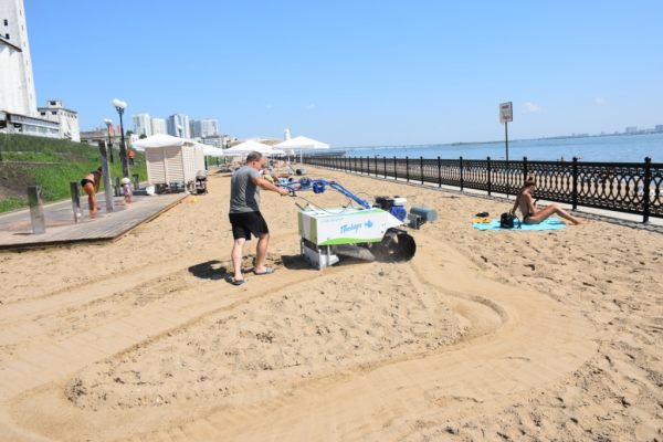 На саратовском пляже протестировали новые пляжеуборочные машины