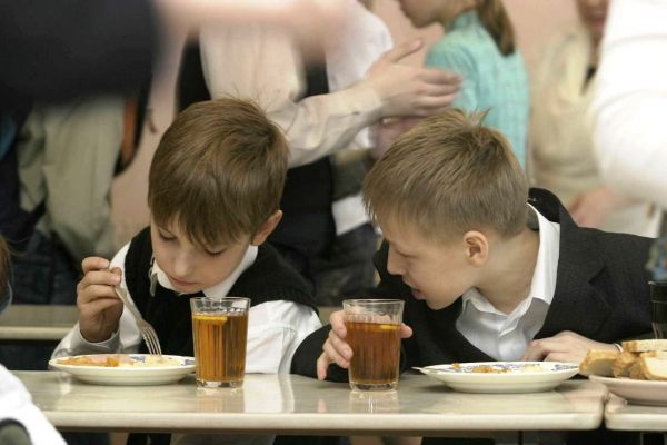 В школах Саратовской области детям недодают порций и калорий