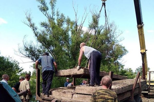 Не стали ждать губернатора: в селе Прокудино администрация и предприниматели ремонтируют мост своими силами