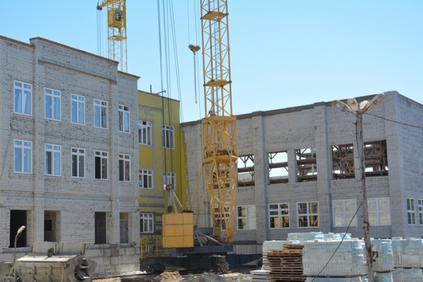 В трех секциях строящейся школы на Шуровой горе укладывается напольная плитка 