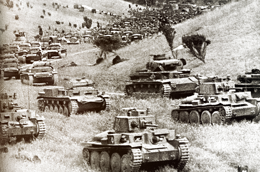 Танковая группа Клейста переходит Арденны. Обратите внимание на  преобладание легких танков со слабой броней и вооружением