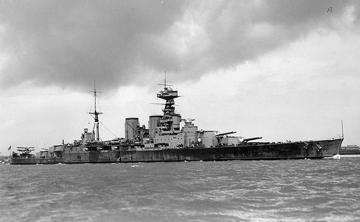 Гордость британского королевского флома линейный крейсер "Худ" еще не потоплен  германским линкором "Бисмарк" в артиллерийской дуэли в мае 1941 года