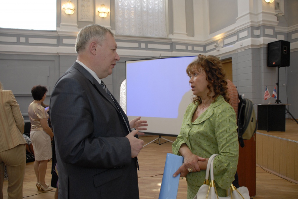 С министром культуры, генералом Синюковым она чувствовала себя на равных