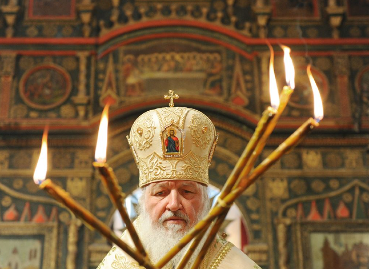 Молящийся патриарх Кирилл