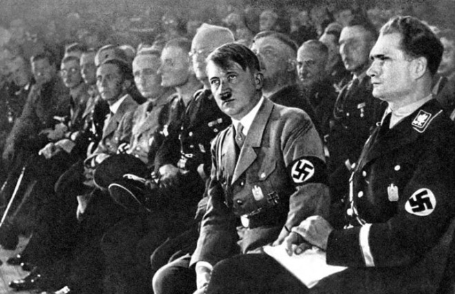 Адольф Гитлер и его друг Рудольф Гесс, тайна перелета которого в Англию, не раскрыта до сих пор