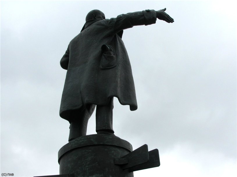 А вот памятник Ленину на Финляндском вокзале. В кармане у него головной убор. Что же это за головной убор?