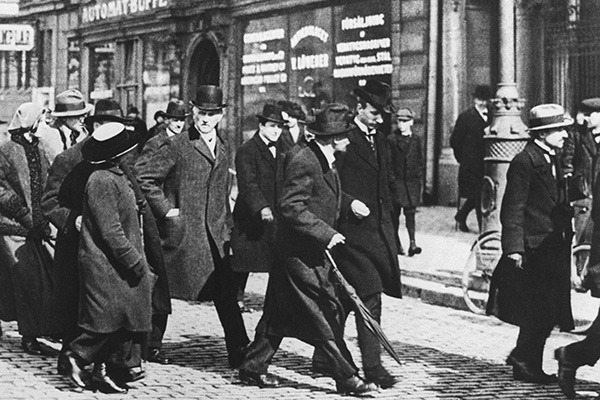 Ленин в Швеции перед отбытием в Финляндию, а оттуда в Петроград. Как видим, на голове у Ленина все таже шляпа-котелок 