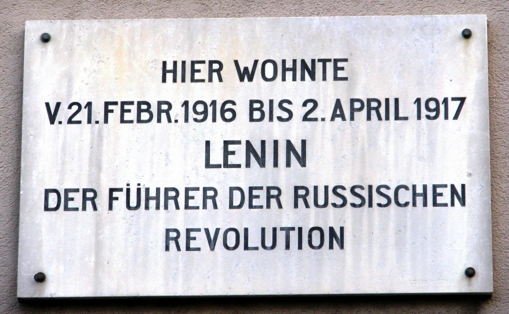 Мемориальная доска в Берне, где жил Ленин до своего отъезда на революцию...