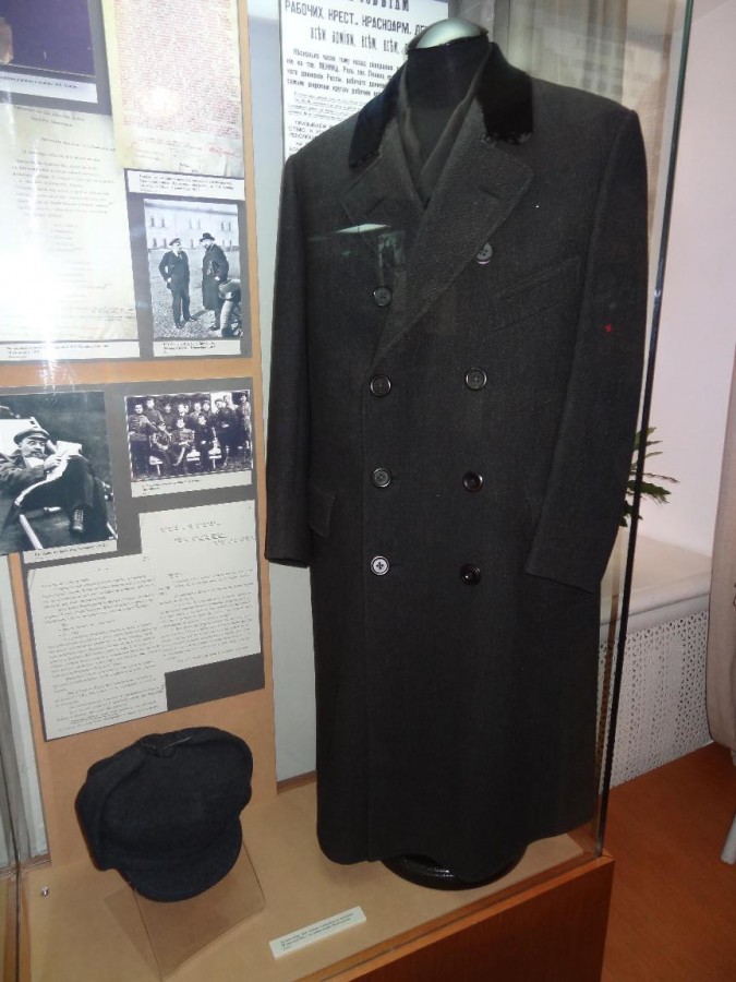 То самое пальто, которое автор видел в музее Революции. На левом рукаве видна отметка места попадания пули