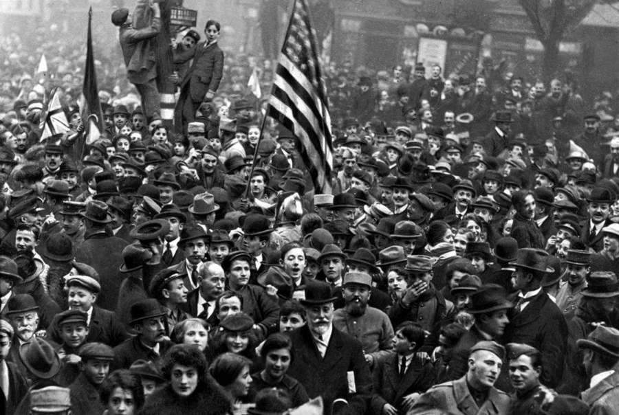 Толпа на улицах Парижа празднует перемирие 11 ноября 1918 г., положившее конец войне на Западном фронте