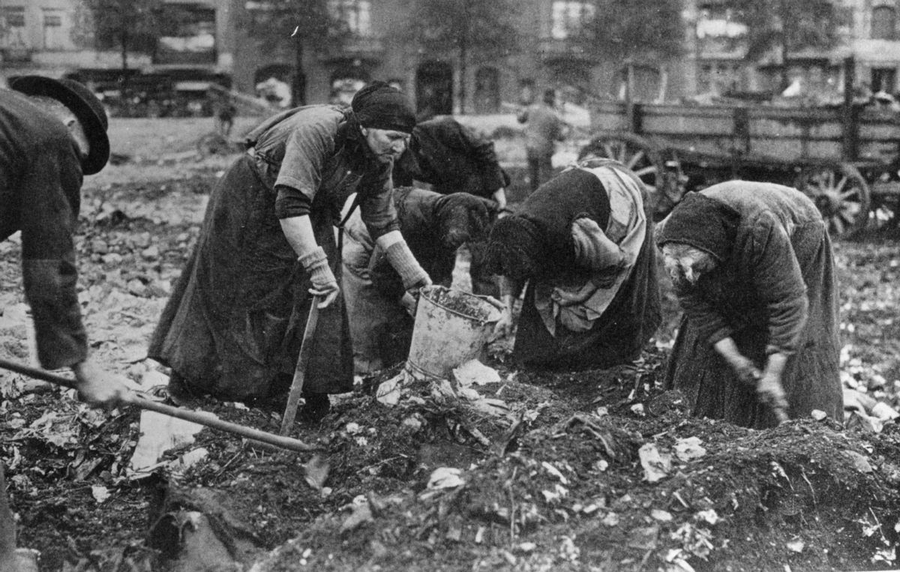 Немецкие женщины разбирают мусор в послевоенной Германии 