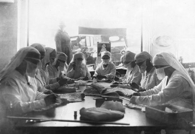 Сотрудники Красного Креста в Сиэттле работают только в масках. 1918 год