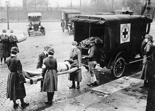 Сотрудники Красного Креста везут больного «испанкой» в госпиталь. Сент-Луис, Миссури, 1918 год