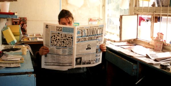 1998 год — киоск «Роспечати» в г. Калининск: когда-то всё это было… (фото: Пётр Красильников).