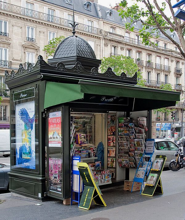 А вот, к примеру, в Париже мэрия разработала несколько типовых вариантов газетных киосков. И печатные СМИ сегодня во Франции купить намного легче, чем в Саратове (фото 2017 года)