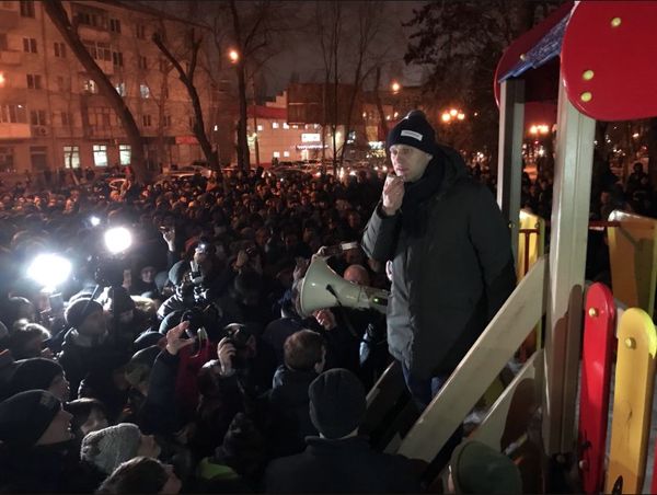 1 декабря 2017 года, политический мессия — в Саратове. В ходе встречи Алексей Навальный выкрикивает: «У вас есть такой земляк — Жулик! Я его очень сильно хочу посадить. И посажу! Вы расстроитесь?». Многосотенная толпа ревёт: «Не-е-е-т!!!». Навальный: «Вы придёте свидетелями на этот процесс?». Толпа: «Да-а-а-а!!!». Навальный: «Спасибо вам, ребята, большое!» (фото: ИА «Свободные новости») 