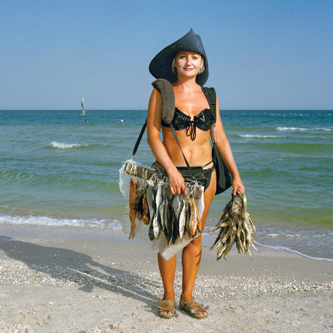 Или. как торгуют воблой, как эта очаровательная девушка на пляже в Затоне?