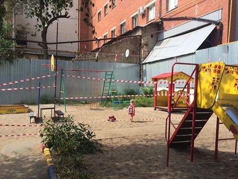Двор этого детского сада напоминает собой тюремный двор...