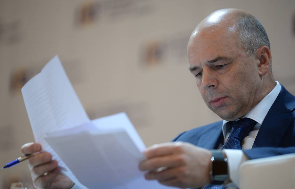 Вице-премьер правительства РФ Антон Силуанов внимательно изучает рекомендации МВФ