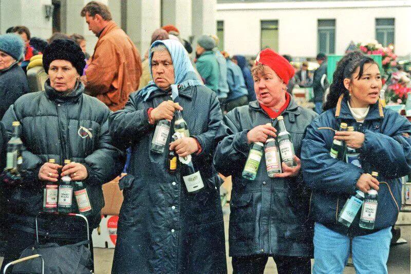 Вот так выглядел "ужас" 90-х, но милиция торгующих водкой с рук не разгоняла