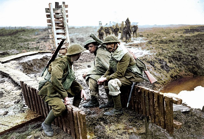 Английские и австралийские солдаты в битве при Пашендейле. 1917 год.