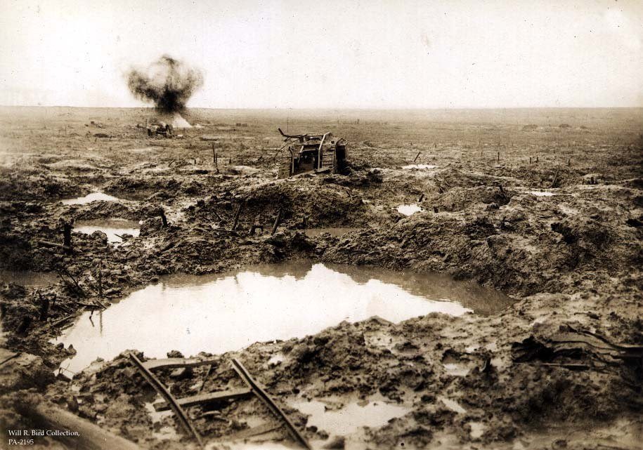 Битва при Пашендейле. 1917 год. Сотни солдат утонули в грязи во время бесчисленных и бессмысленных атак англо-австралийских войск на немецкие позиции