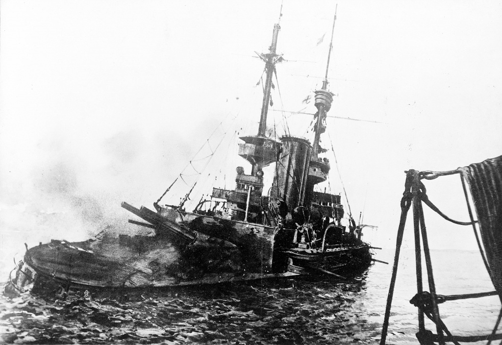 Линкор королевского флота HMS «Irresistible», погружающийся после взрыва морской мины 