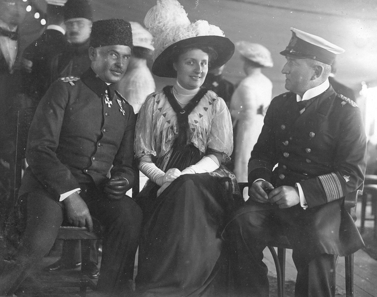 Крайний справа командир крейсере "Гэбен" контр-адмирал Вильгельм Сушон