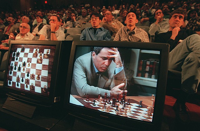 Гарри Каспаров сражается с "голубым монстром, у которого около одного миллиарда "извилин"