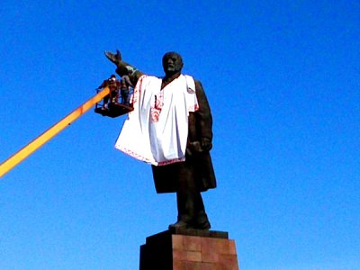 Ленину в Запорожье уже надели вышиванку, но снести пока не решились