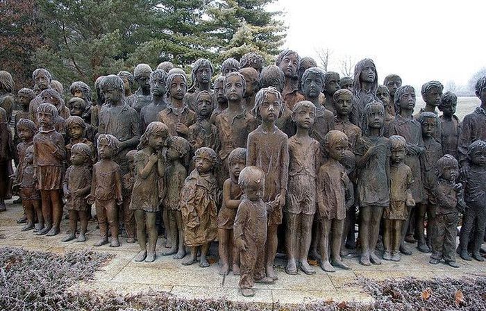 2 июля 1942 года, большинство детей городка Лидице, Чехословакия, а точнее 82 ребенка, были переданы в гестапо при городе Лодзи. Позже их перевезли в лагерь смерти в Хелмно. Там они были отравлены газом. Эта скульптура Мари Ючитиловой создана в знак памяти о них 