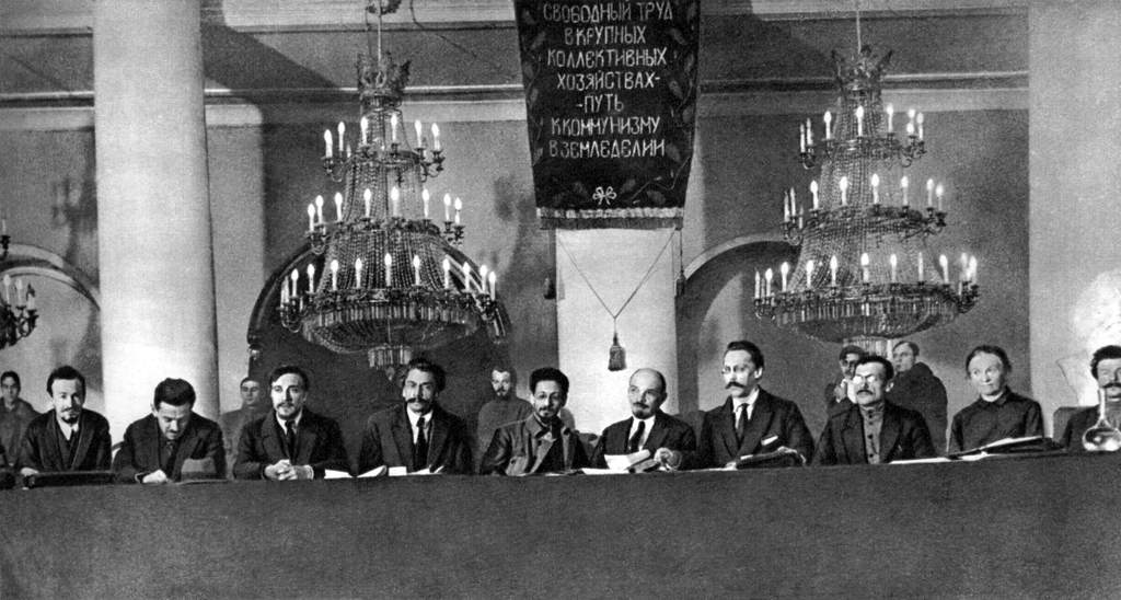 В.И.Ленин в президиуме I конгресса Коминтерна в Кремле. Слева направо: Г.Эберлейн, В.И.Ленин и Ф.Платтен. Москва, 2-6 марта 1919 года