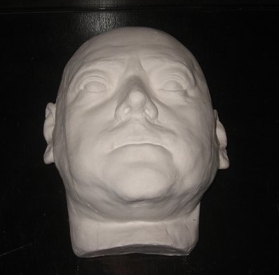 Посмертная маска Петра Великого. Лицо раздуто то ли от водянки, то ли от подушки...